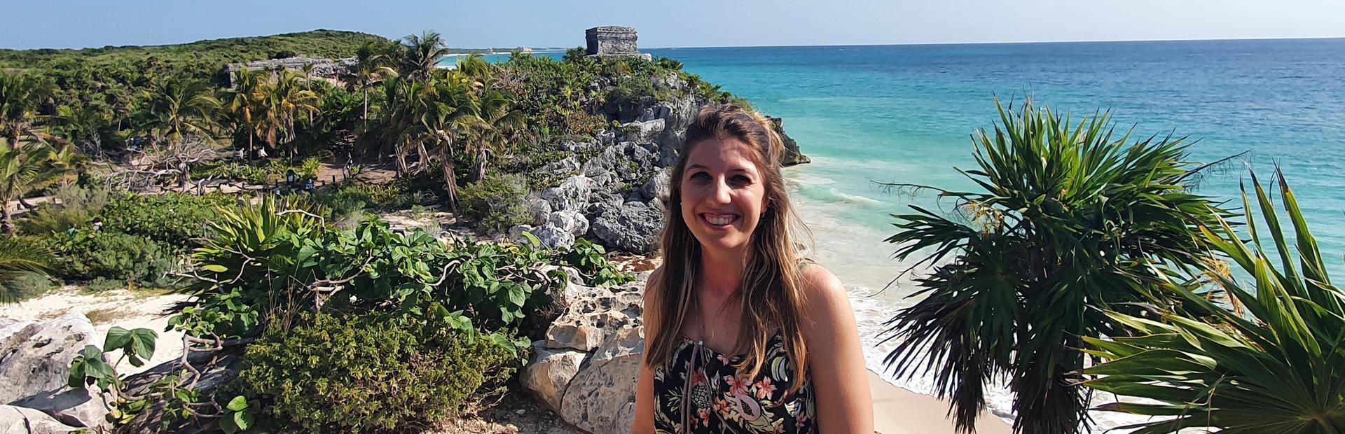 Frau vor den Tempeln von Tulum