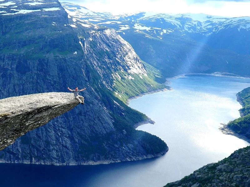 Norwegen Trolltunga Felsen Aussicht Menschen Landschaft