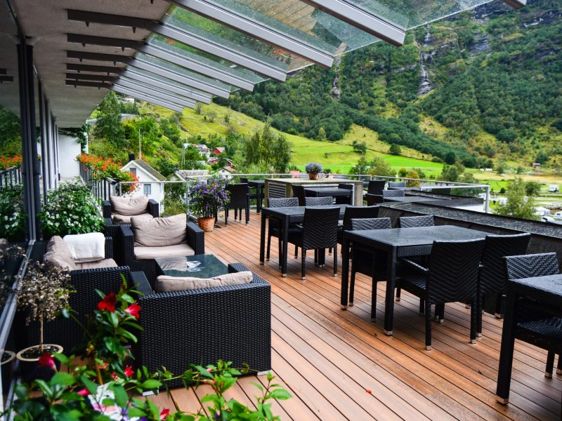 Hotelterrasse am Geirangerfjord, Norwegen