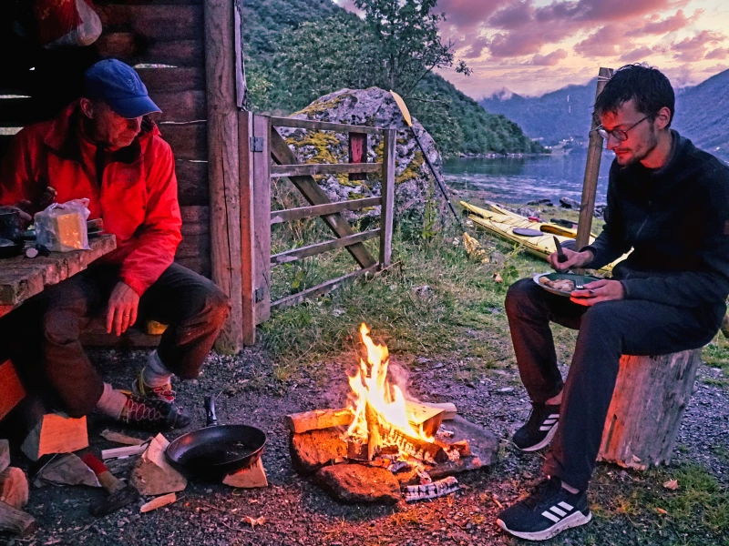 Lagerfeuer am Norangsfjord, Norwegen