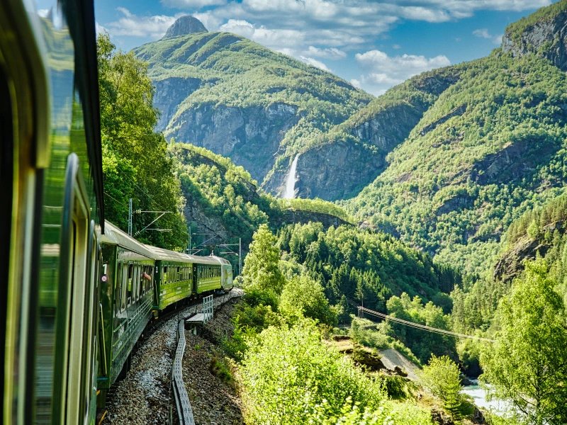 Fahrt mit der Flåmsbana durch die Täler in Norwegen