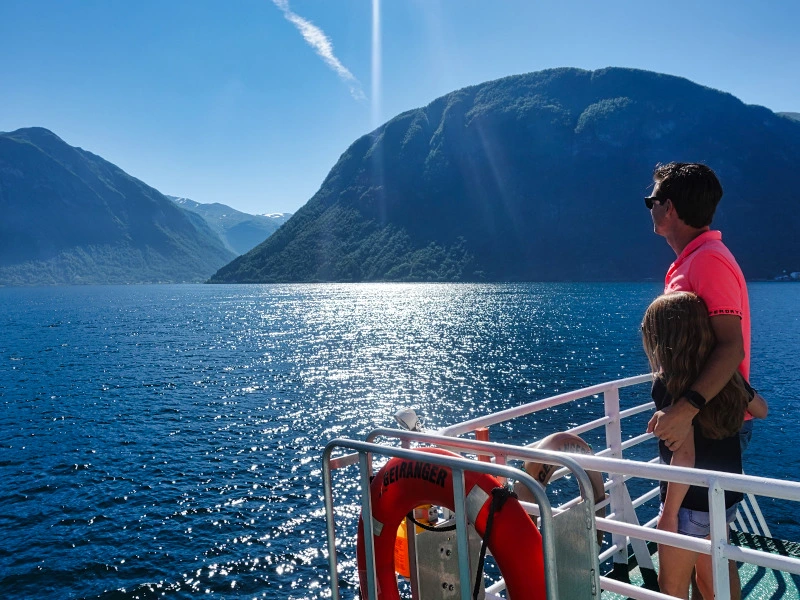 Geiranger Fjordkreuzfahrt bei strahlender Sonne in Norwegen