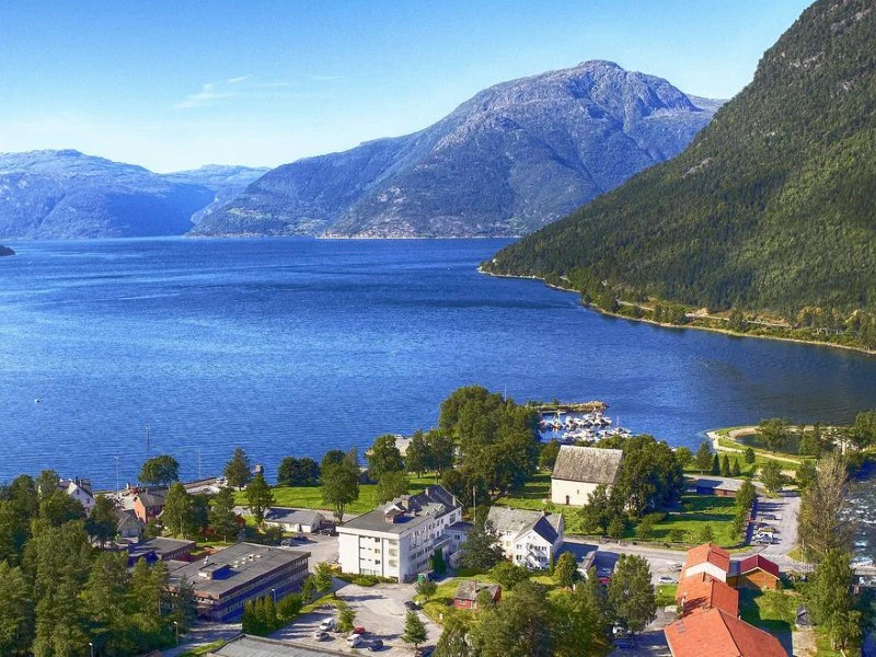 Blick von der Stadt auf den Hardangerfjord in Norwegen