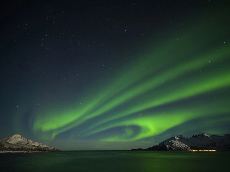 Polarlichter über dem Fjord in Norwegen