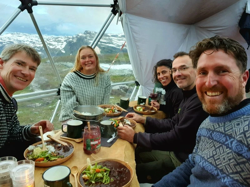 Gemütliches Zusammensitzen während der Expedition zur Trollzunge in Norwegen