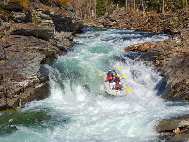 Norwegen Rafting am Fluss an einer Stromschnelle in Voss