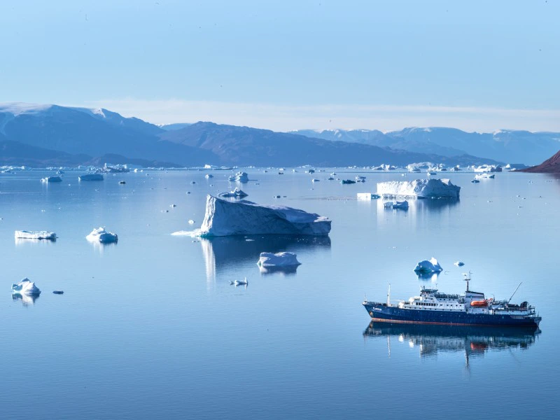Schiff vor Spitzbergen, Norwegen