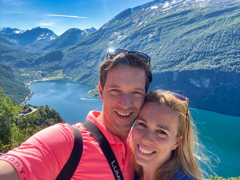 Reisende vor einem Fjord in Norwegen
