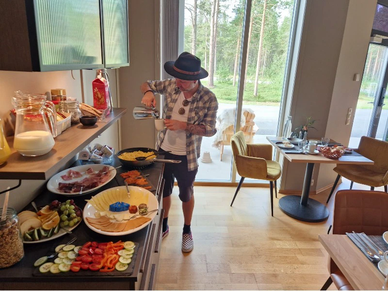 Frühstück beim Glamping in Norwegen