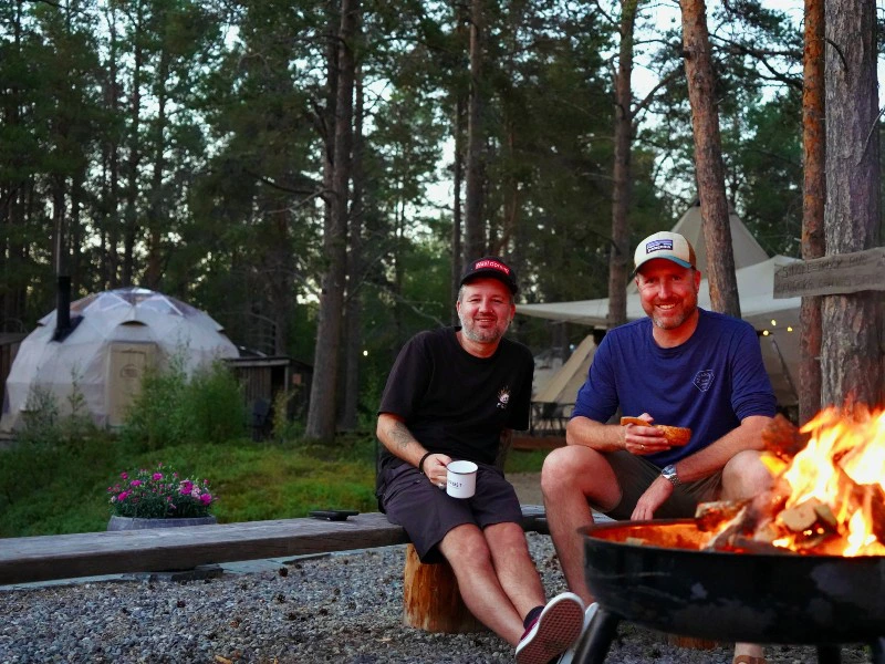 Am Lagerfeuer beim Glamping in Alta, Norwegen