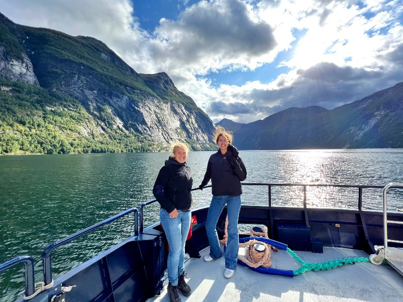 Auf dem Geirangerfjord mit dem Boot in Norwegen
