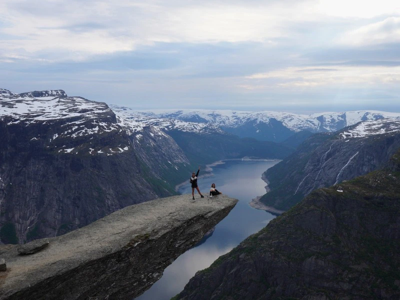 Auf der Trolltunga am Hardangerfjord in Norwegen