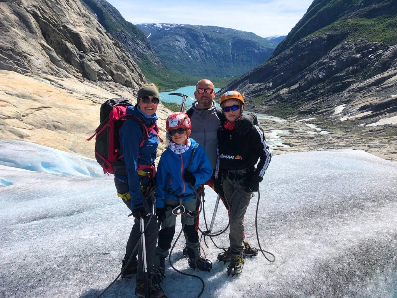 Gletscherwanderung mit der Familie am Sognefjord in Norwegen