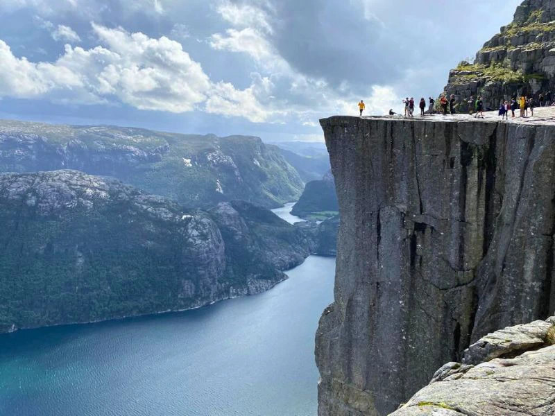 Steile Felsenklippen am Preikestolen bei Stavanger in Norwegen