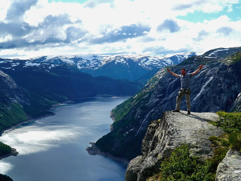 Blick vom Berg auf den Hardangerfjord in Norwegen
