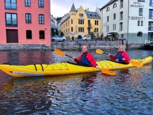 Reisende auf der Kajak Tour in Alesund, Norwegen
