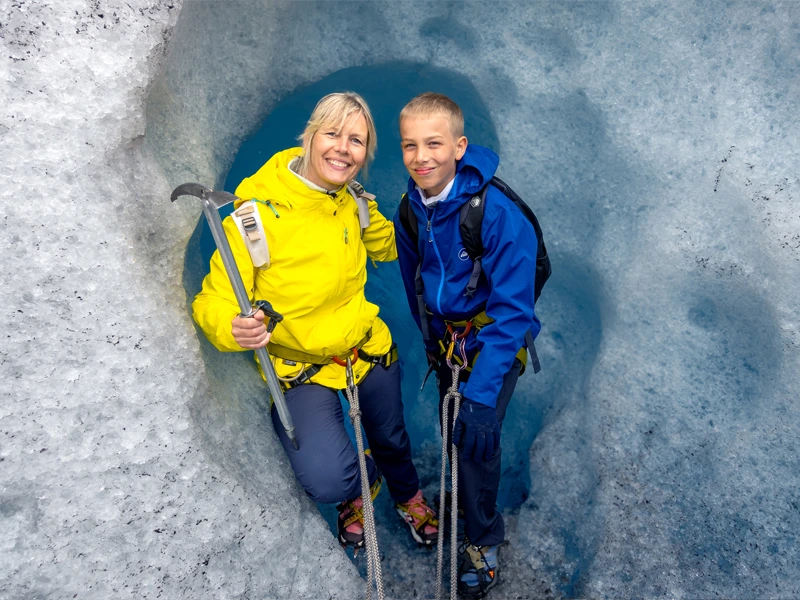 Familie bei einer Gletscherwanderung in Norwegen