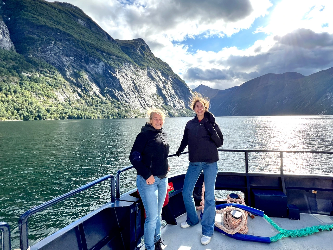 2 Reisende auf Fähre Geirangersfjord