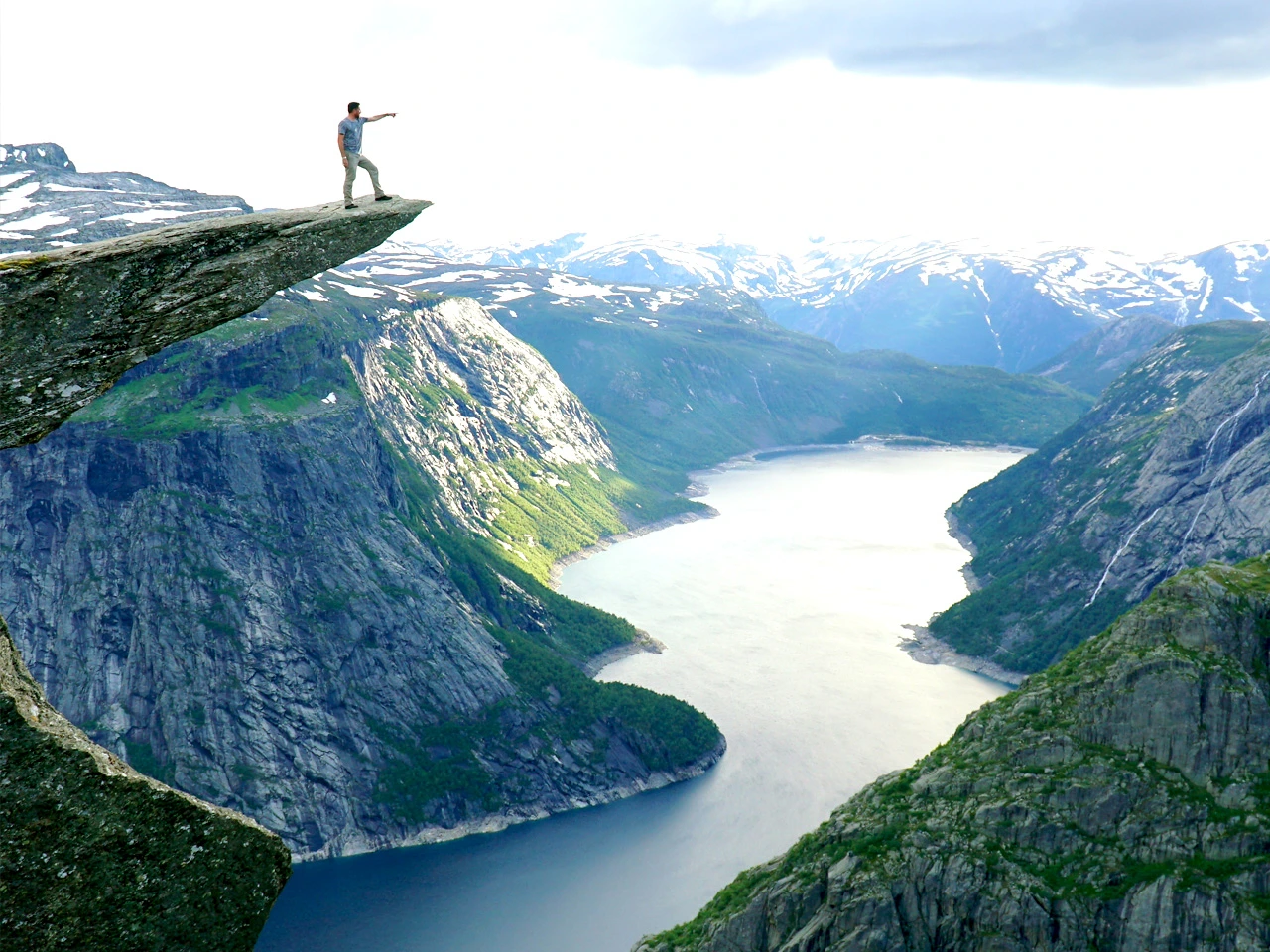 Wanderer auf Felsvorsprung Hardangerfjord