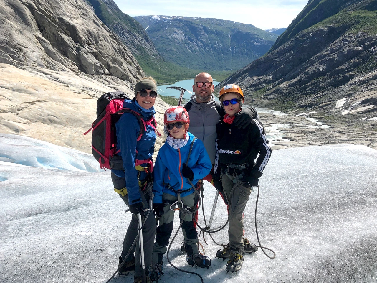 Familienfoto bei einer Gletscherwanderung