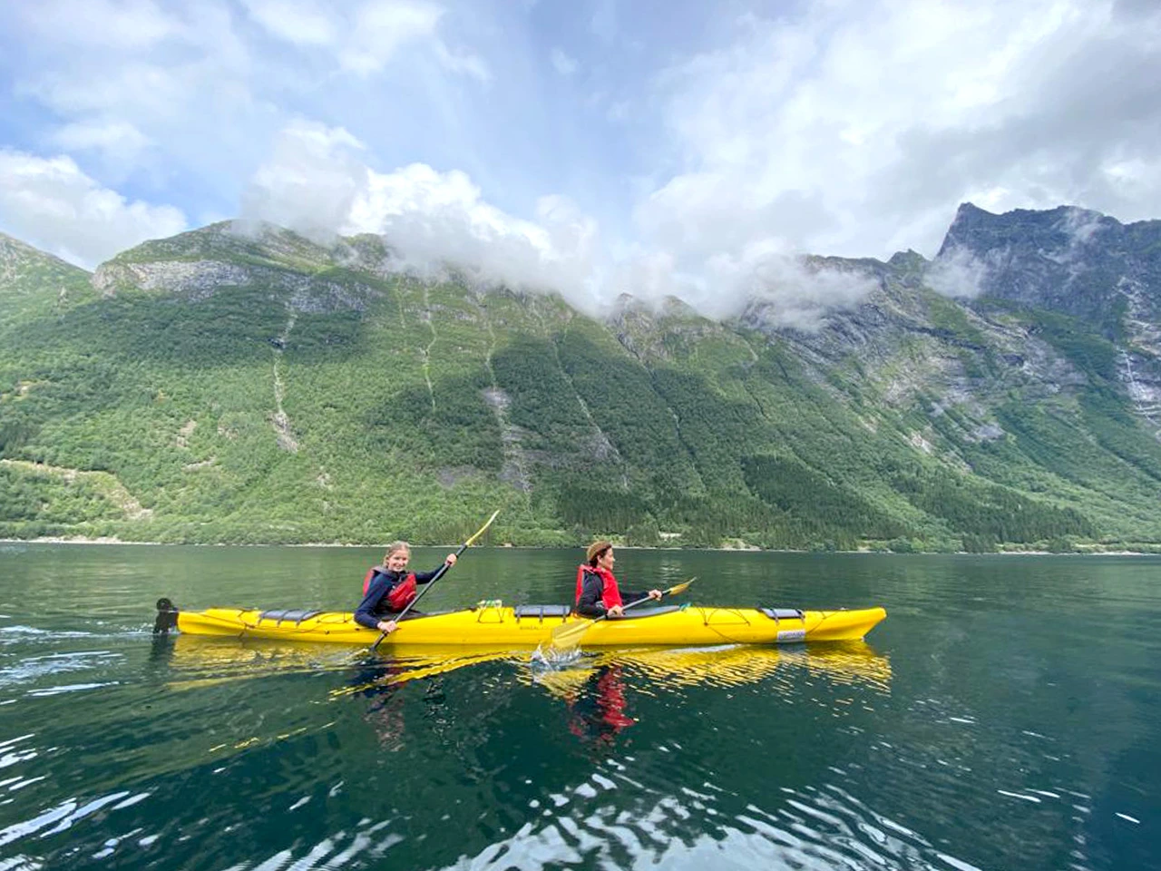 2 Frauen im gelben Kanu auf dem Wasser des Norangsfjord