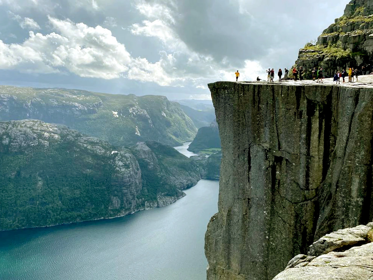 Menschen auf der Plattform des Preikestolen