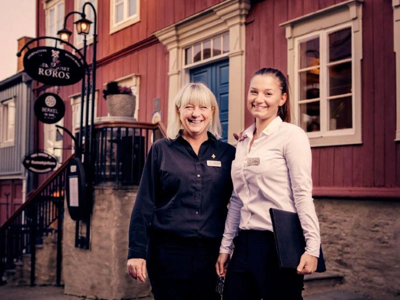 Mitarbeiterinnen vor der Unterkunft Røros