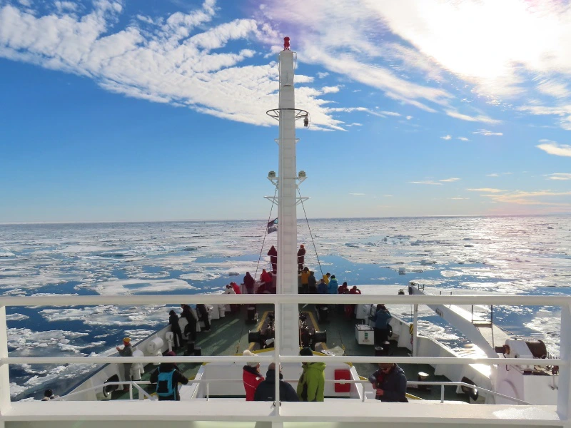 Mit dem Schiff zum Packeis bei Spitzbergen, Norwegen