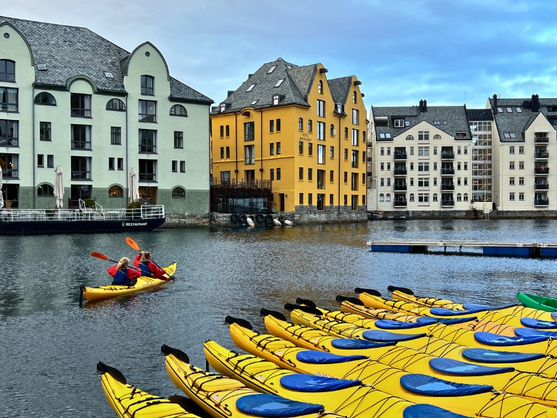 Kajakfahren in Alesund, Norwegen