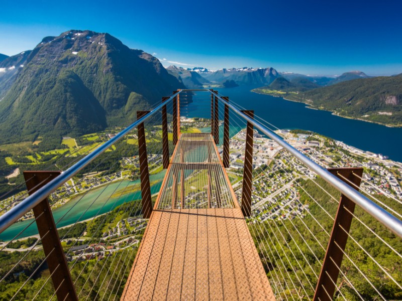 Blick vom Rampestreken über Andalsnes, Norwegen
