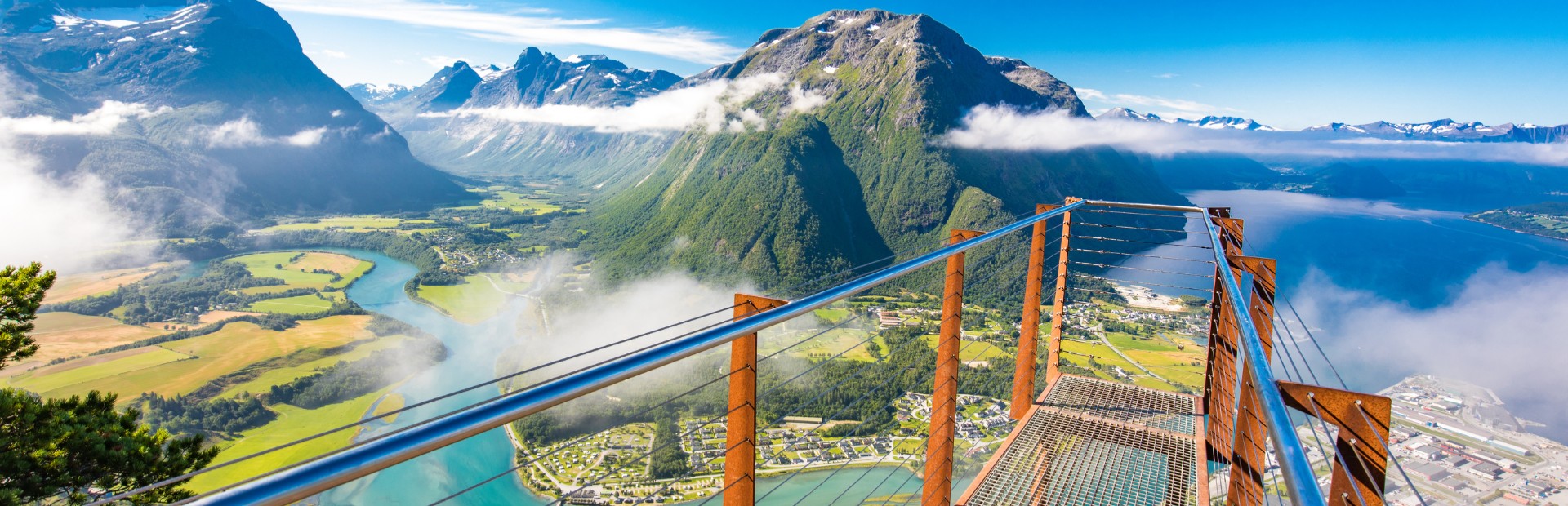 Blick vom Rampestreken über Andalsnes, Norwegen