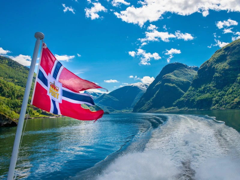 Norwegische Flagge an einer Fähre