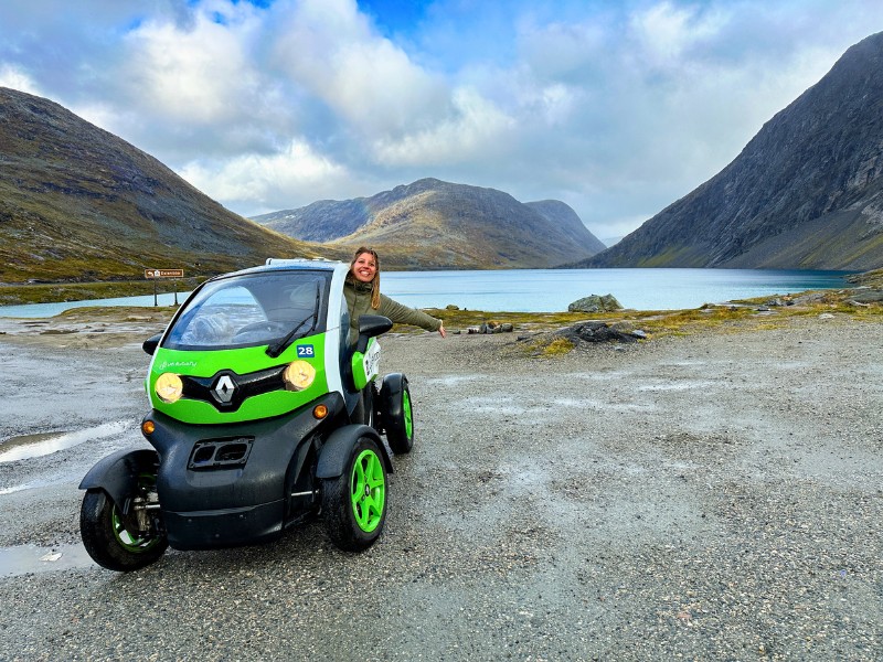 Fahrt mit einem Elektroauto bei Geiranger, Norwegen