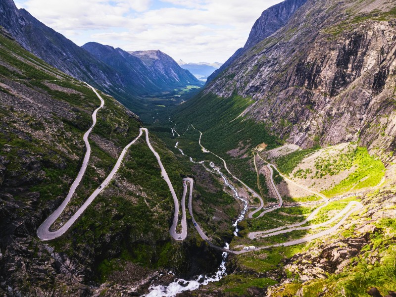 Blick auf die Trollstigen bei Geiranger, Norwegen
