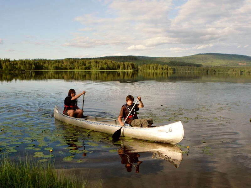 Reisende im Kanu auf einem See in Värmland, Schweden