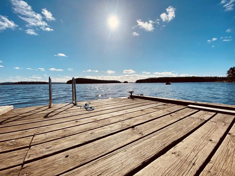 Steg zum Wasser an der Unterkunft in Dalarna, Schweden
