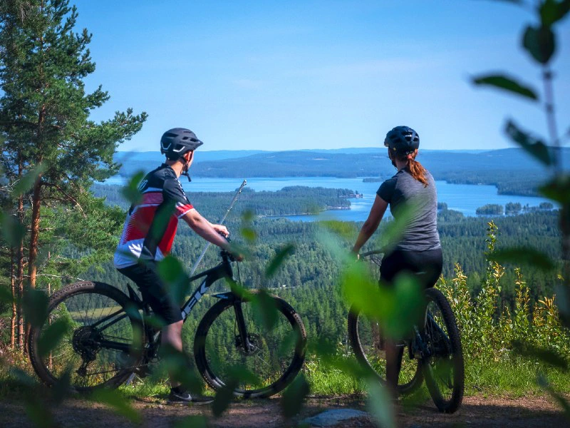 Fahrradfahrer genießen Aussicht auf den Siljan See in Dalarna, Schweden