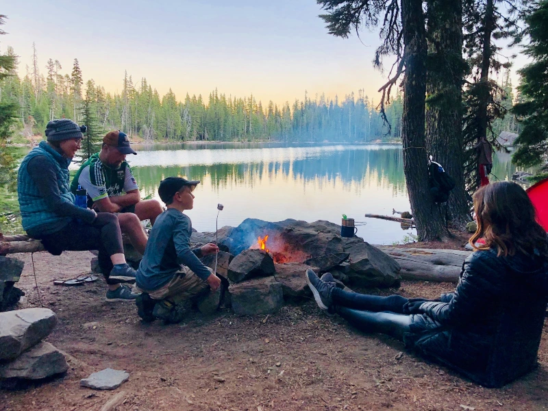 Lagerfeuer beim Camping in Värmland, Schweden