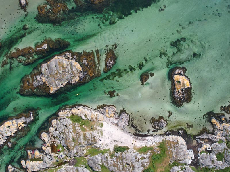 Kajaks zwischen den Inseln aus der Luft, Schweden