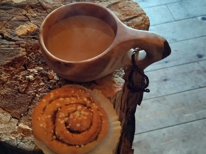 Fika mit Kaffee und Zimtschnecke in Schweden