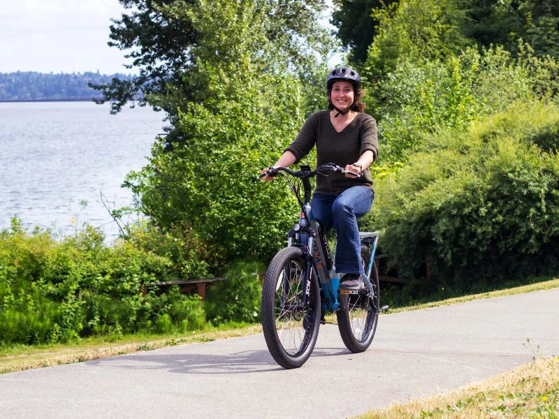 Fahrradfahrerin auf Tour