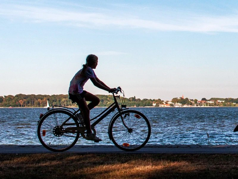 Fahrradfahrer am Wasser