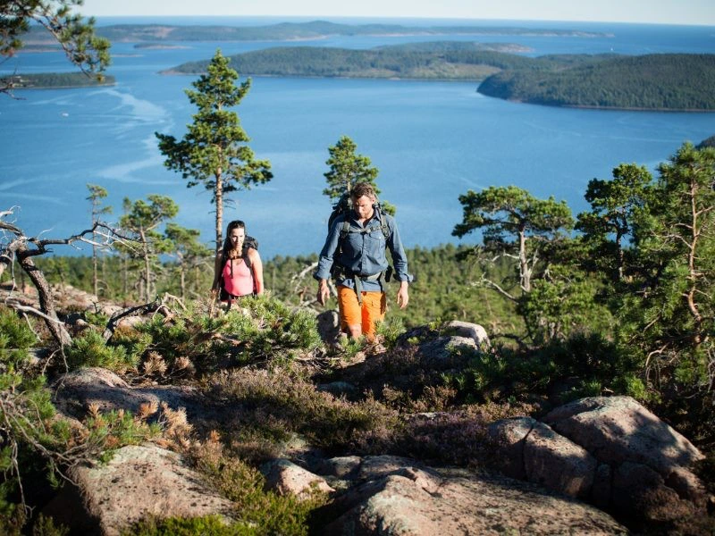 Bergwanderer mit Meer im Hintergrund in Schweden