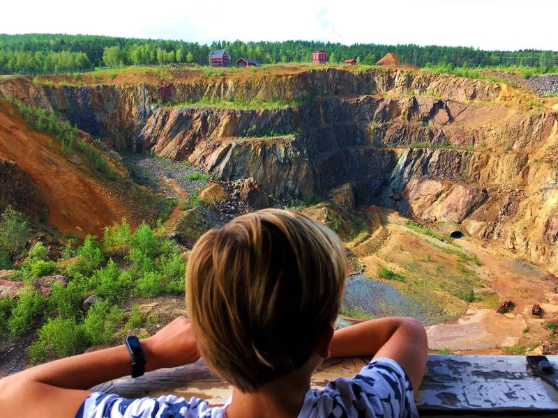 Kind schaut in die Kupfermine von Falun in Dalarna, Schweden