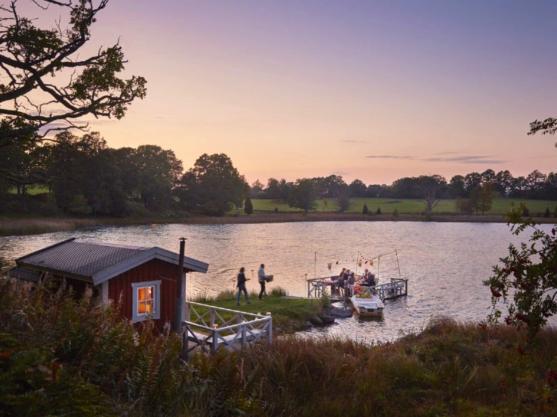 Gemütliche Abendstimmung an See in Smaland, Schweden