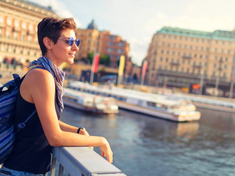 Reisende blickt aufs Wasser in Stockholm, Schweden