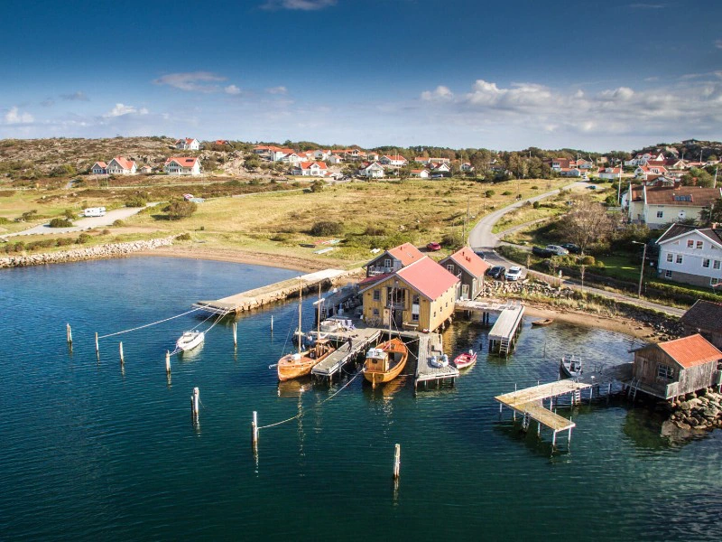 Blick auf kleinen Hafen an der Küste von Bohuslän, Schweden