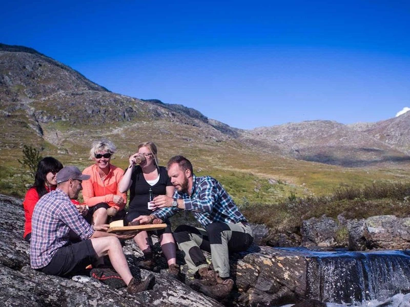 Menschen in der Natur bei Wanderung in Are