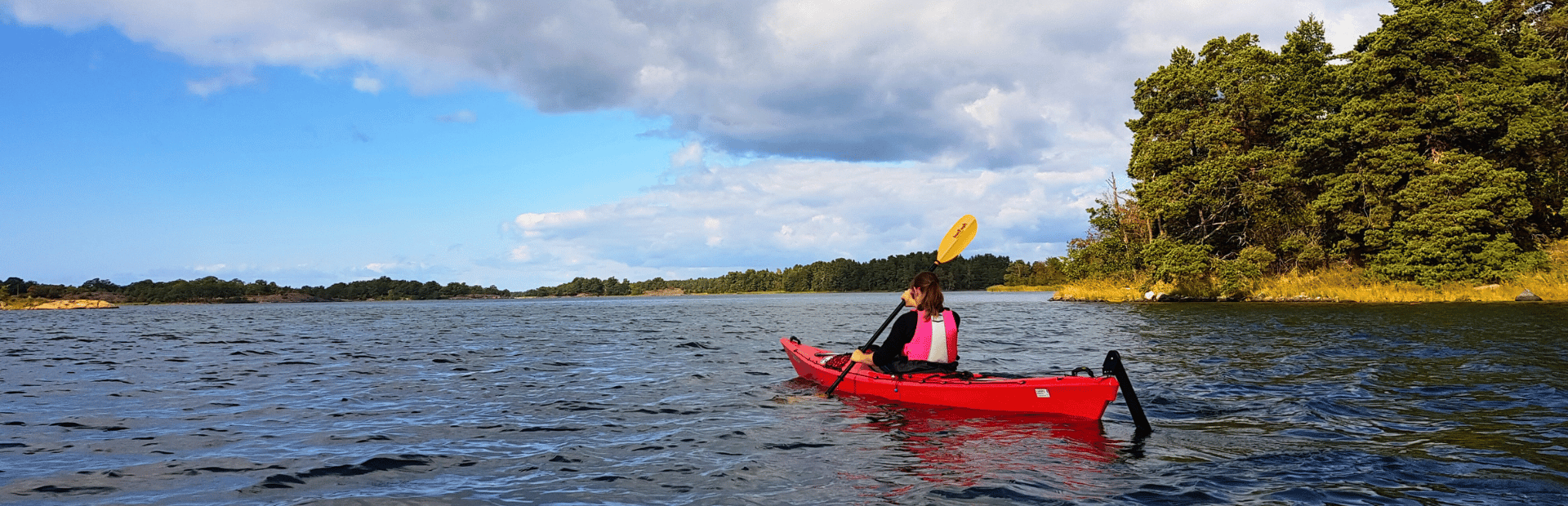 Reisende bei Kajaktour in Östergötland, Schweden