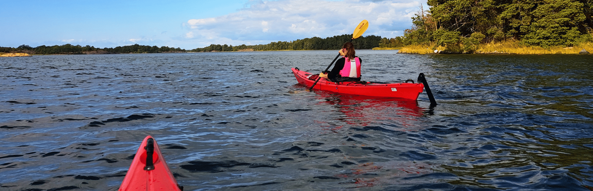 Reisende bei Kajaktour in Östergötland, Schweden